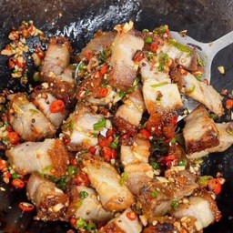 หมูกรอบคั่วพริกเกลือ