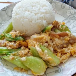 ข้าวราดผัดแตงใส่ไข่