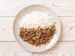 ข้าวกระเพาหมูสับ ไก่ หมูชิ้น