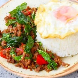 ข้าวกระเพราเนื้อ.ไข่ดาว