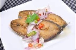 ยำปลาอินทรีย์เค็ม