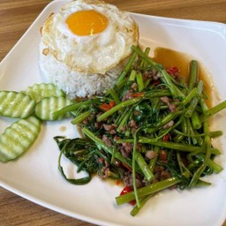 ผัดผักบุ้งไฟแดงหมูสับราดข้าว Water Spinach with Mince Pork and Rice