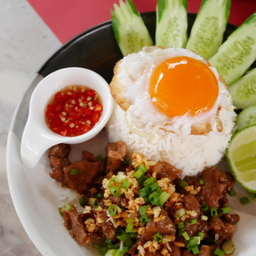 ข้าวหมูกระเทียมไข่ดาวเยิ้ม