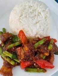 ข้าวราดพริกแกงหมูกรอบ กุ้ง หมึก เนื้อ