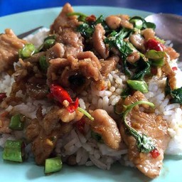 กะเพราหมูชิ้นใส่หอมหัวใหญ่