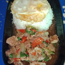 กระเพาหมูชิ้น+ไข่ดาว