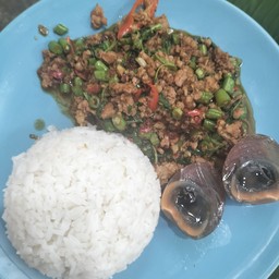 ข้าวกระเพราหมูสับไข่เยี่ยวม้า