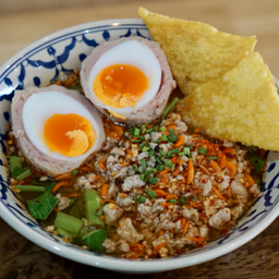 ก๋วยเตี๋ยวต้มยำไข่ลาวาหมูเด้ง