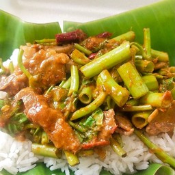 ผัดพริกแกงราดข้าว