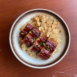 ข้าวผัดกระเทียมหน้าปลาไหล