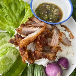 ข้าวหมูทอด แจ่วปลาร้า พร้อมผักสด