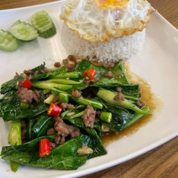 ผัดคะน้าหมูสับราดข้าว Kale with Mince Pork and Rice