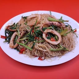 หมี่ผัดกระเฉดปลาหมึก