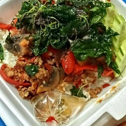 ข้าวกระเพราไข่เยี่ยวม้ากระเพราะกรอบ