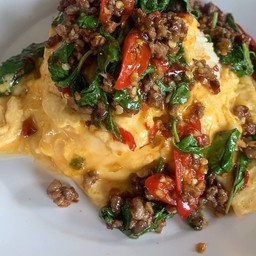 ไข่ข้นกระเพราหมูสับ-ราดข้าว