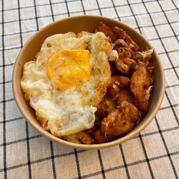 ข้าวอกไก่ทอดกระเทียมพริกไทย + ไข่ดาว