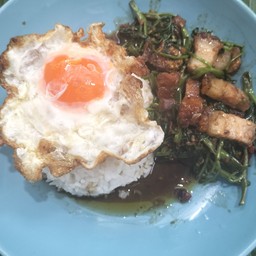 ข้าวผัดผักบุ้งหมูกรอบไข่ดาว