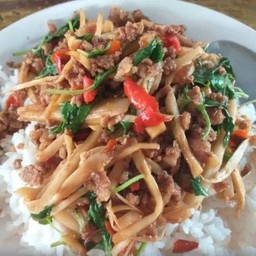 ผัดกะเพราหน่อไม้ดองราดข้าว