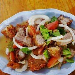 ยำหมูกรอบ