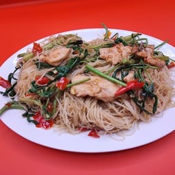 หมี่ผัดกระเฉดไก่