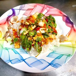 ข้าวราดผัดกระเพราทะเล