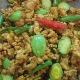 หมูสับสะตอผัดผงกะหรี่ราดข้าว