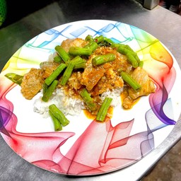 ข้าวราดผัดพริกขิงปลา