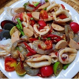 ตำเหลากุ้งสดหมึกหมูยอไข่เยี่ยวม้า