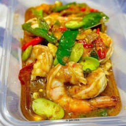 ผัดเครื่องแกงกุ้งสะตอราดข้าว