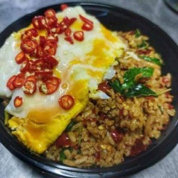 ข้าวผัดกระเพาไก่ไข่ขยี้