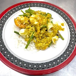 ข้าวราดผัดผงกะหรี่ไก่