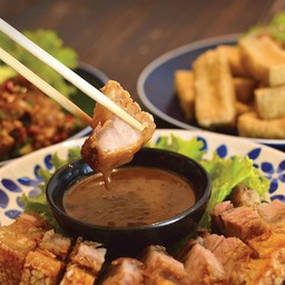 หมูกรอบพร้อมซอส