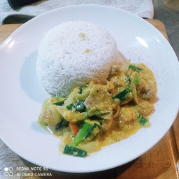 ผัดผงกระหรี่ราดข้าว