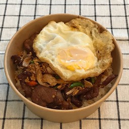 ข้าวหมูทอดกระเทียมพริกสด + ไข่ดาว