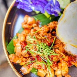 หมูสามชั้นผัดพริกแห้งโรยใบมะกรูด