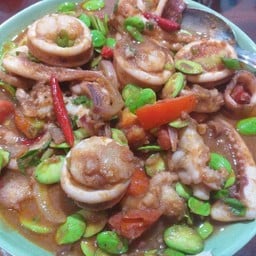 หมึกผัดกระปิสะตอราดข้าว