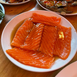 แซลมอนดองน้ำปลากระเทียมโทน