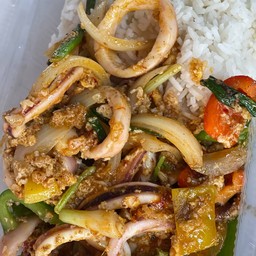 หมึกผัดผงกระหรี่ราดข้าว