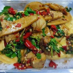 กระเพาไส้กรอกชีสไข่ข้นราดข้าว