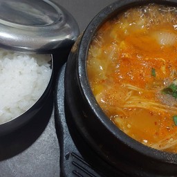 ซุปเต้าเจี้ยวเกาหลีใส่เต้าหู้+หอยลาย+ผักรวม+ ข้าว