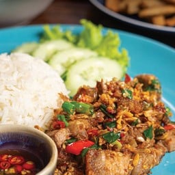 ข้าวราดหมูกรอบคั่วพริกเกลือ