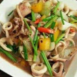 หมึกผัดพริกไทยดำราดข้าว