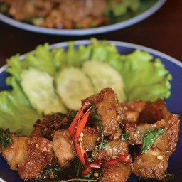 (กับข้าว)กระเพราหมูกรอบ