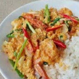 กุ้งผัดผงกะหรี่ราดข้าว