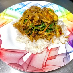 ข้าวราดผัดเผ็ดหมูป่า