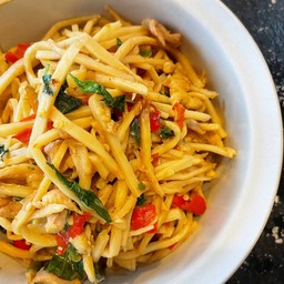 ผัดหน่อไม้เส้นพริกสดใบโหระพา(ราดข้าว)