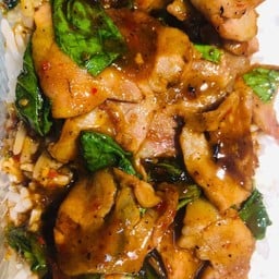 ผัดกะเพราเบคอนหมูราดข้าว(เมนูซิกเนเจอร์)