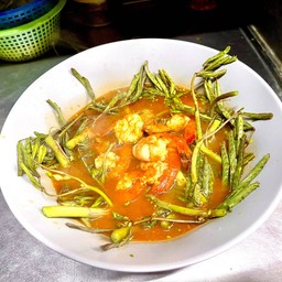 แกงส้มกุ้งผักรวม