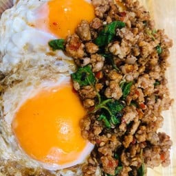 ผัดกะเพราหมูสับราดข้าว