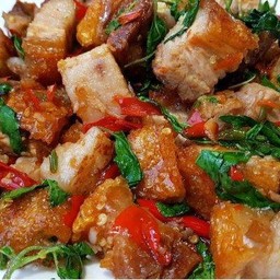 กระเพราหมูกรอบราดข้าว